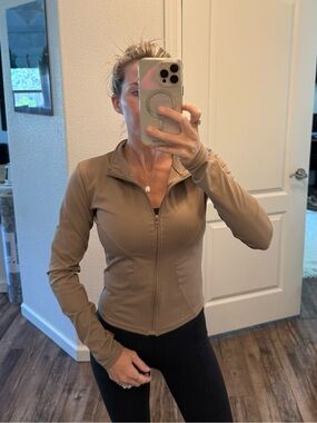 Women’s Lightweight Athletic Sports Zip-Up Jacket Size Small Tan/Taupe